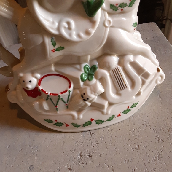 LENOX, SANTA'S HOLIDAY TOY SHOP, Tea Pot - Picture 5 of 9